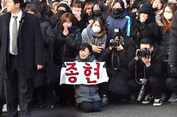 韩国自杀男星出殡 粉丝艺人现场挥泪送别！