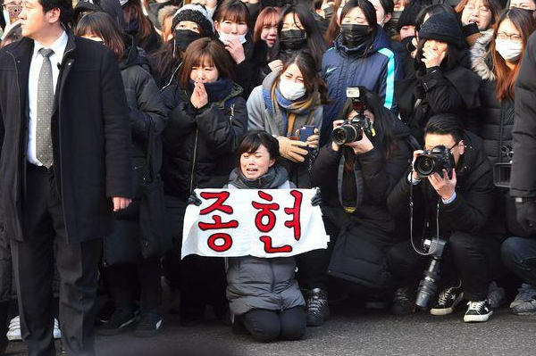 韩国自杀男星出殡 粉丝艺人现场挥